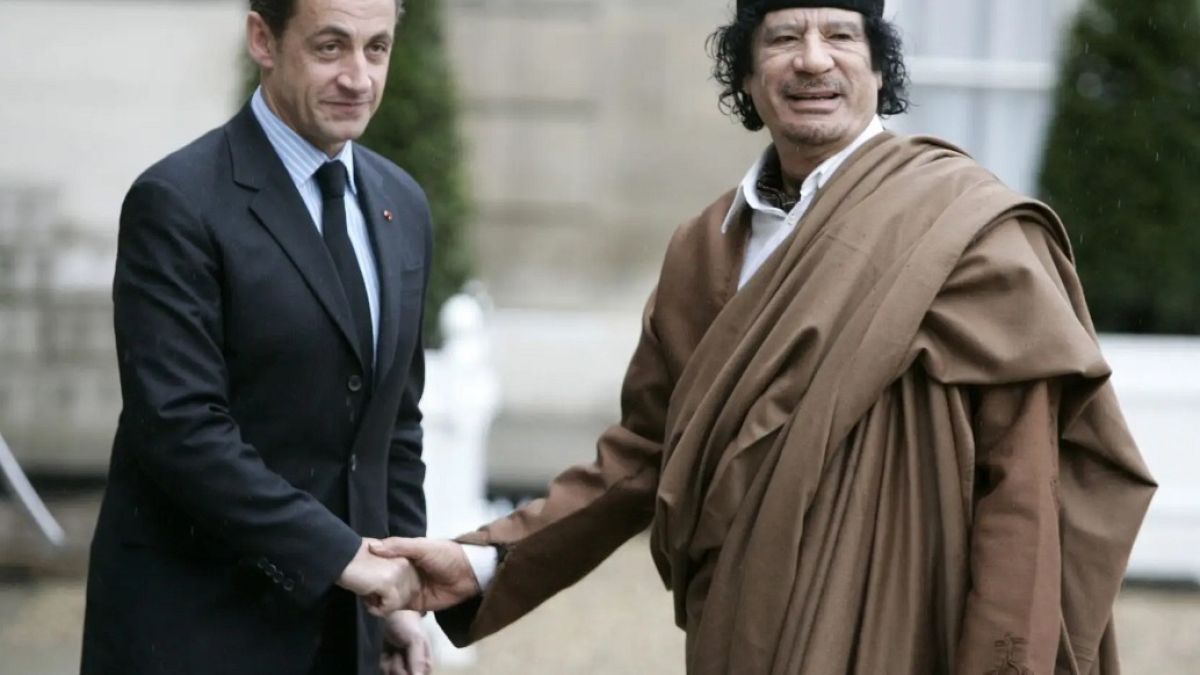 Sarkozy és Kadhafi egy korábbi felvételen a párizsi Elysée-palotában