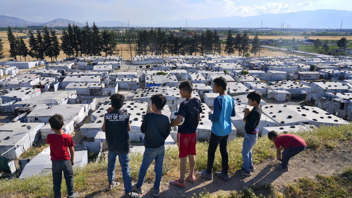 Παιδιά από τη Συρία στέκονται σε ένα λόφο πάνω από καταυλισμό προσφύγων στην πόλη Bar Elias, στην κοιλάδα Bekaa του Λιβάνου, Τρίτη 13 Ιουνίου 2023. 