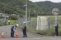 Rendőrök őrködnek a lőtér közelében Gifuban, ahol a halálos lövöldözés történt 2023. június 14-én. 