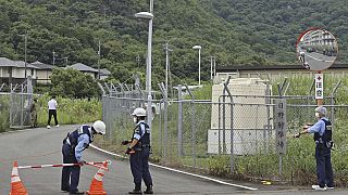 Rendőrök őrködnek a lőtér közelében Gifuban, ahol a halálos lövöldözés történt 2023. június 14-én.