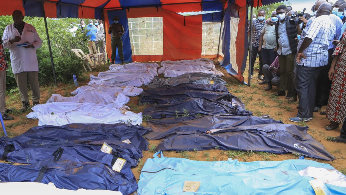 Exhumált holttestek a tengerparti Malindi város közelében, Kenya déli részén 2023. április 24-én