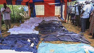 Exhumált holttestek a tengerparti Malindi város közelében, Kenya déli részén 2023. április 24-én
