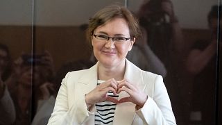 Lilia Chanysheva enva mensagem da câmara dos réus no tribunal de Kirovskiy, em Ufa