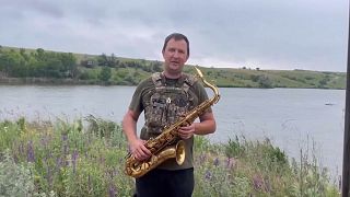 Andriy Levishchenko avec son saxophone, à Kherson, en Ukraine, en juin 2023.