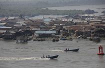 يستخدم النيجيريون القوارب غالباً للتنقل [صورة من الأرشيف] 
