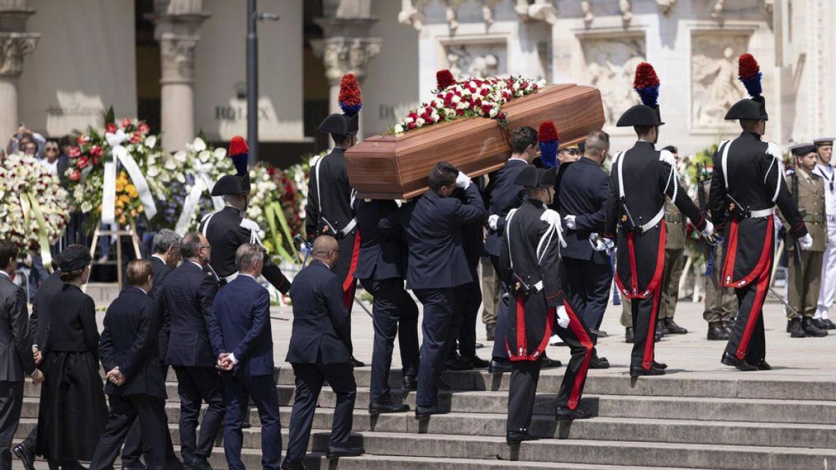 Miles de ciudadanos acuden han acudido al funeral de Estado del ex primer ministro en el Duomo de Milán.