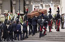Miles de ciudadanos acuden han acudido al funeral de Estado del ex primer ministro en el Duomo de Milán.