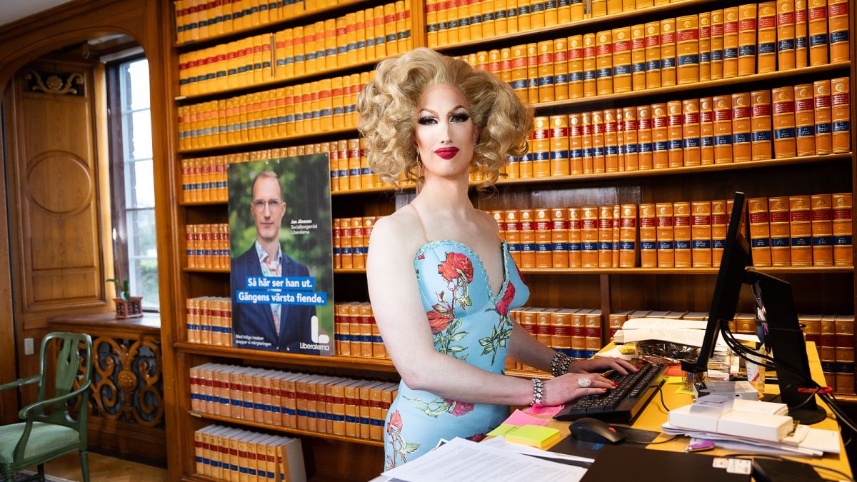 Jan Jönsson se vistió de drag para protestar contra las propuestas de los Demócratas Suecos de prohibir los cuentos de drag queen en las bibliotecas públicas.