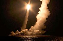 موشک های بالستیک قاره پیما توسط زیردریایی هسته‌ای ولادیمیر مونومخ نیروی دریایی روسیه در ۱۲ دسامبر ۲۰۲۰ پرتاب می‌شوند.