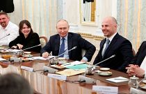 پوتین در کاخ کرملین میزبان خبرنگاران روس حوزه جنگ در اوکراین. ۱۳ ژوئن ۲۰۲۳