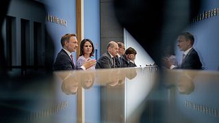 Le ministre des Finances Christian Lindner, la ministre des Affaires étrangères Annalena Baerbock, et le chancelier Olaf Scholz en point presse sur la Sécurité à Berlin