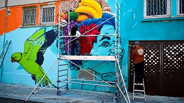 Mural criado por dois graffiters colombianos em Marselha