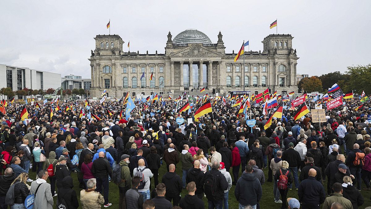 Eine AfD-Demonstration vor dem Reichstagsgebäude in Berlin, Samstag, 8. Oktober 2022.
