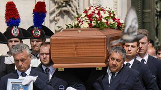Der Sarg von Silvio Berlusconi wird nach dem großen Staatsbegräbnis aus dem Mailänder Dom getragen.