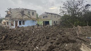 حفرة كبيرة خلفها قصف روسي على أحد أحياء مدينة كراماتروسك الأوكرانية