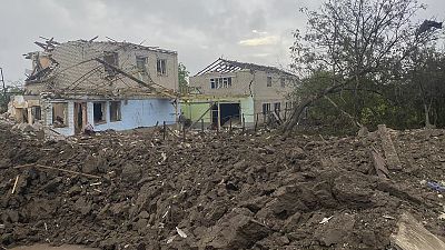 حفرة كبيرة خلفها قصف روسي على أحد أحياء مدينة كراماتروسك الأوكرانية