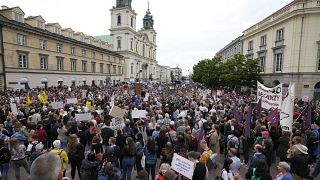 Proteste a Varsavia contro la legge sull'aborto