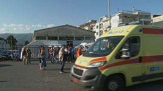A helyi lakosság segíti a hajótörött túlélők ellátását a görögországi Kalamatán