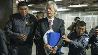El periodista José Rubén Zamora Marroquín escoltado por la policía en Guatemala