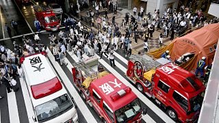سيارات إسعاف وإطفاء تقف بالقرب من موقع هجوم بالرش في أوساكا، غرب اليابان. 2023/06/14