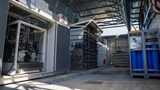 محلل كهربائي في محطة إنتاج وتوزيع الهيدروجين "هيسيتكو" (Hysetco)  في باريس. 2023/06/14