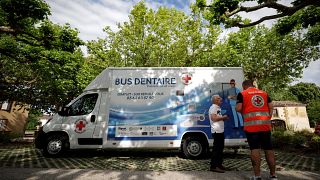 تقف حافلة الأسنان التابعة للصليب الأحمر في سيموري، جنوب غرب فرنسا. 2023/06/12