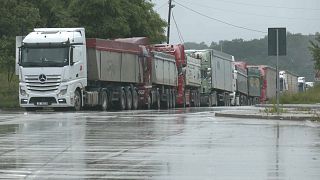Filas de camiões acumularam-se na fronteira entre a Sérvia e o Kosovo.