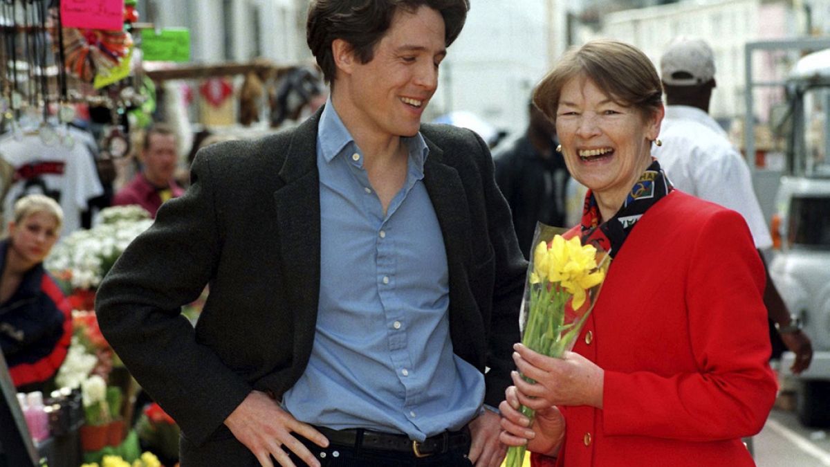 Glenda Jackson, allora ministra dei Trasporti per la città di Londra, con Hugh Grant, sul set di "Notting Hill". (Londra, 4.5.1998)