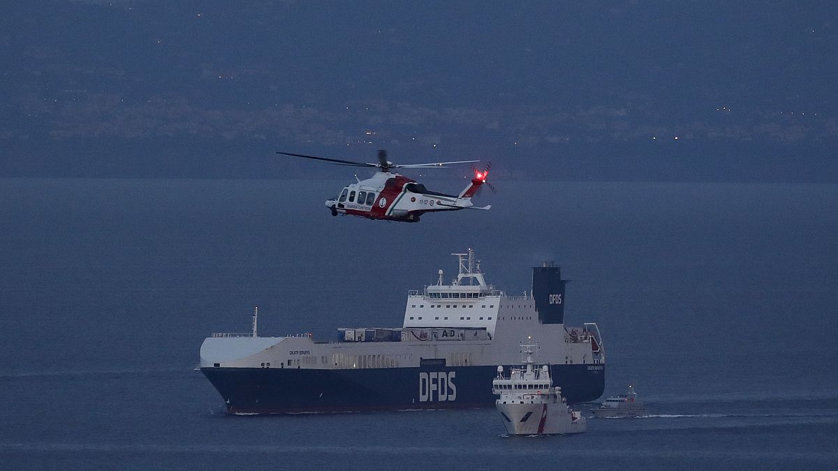 El barco turco que los migrantes habrían secuestrado, rodeado por hombres de la Brigada Móvil de la Jefatura de Policía y de la Guardia di Finanza.