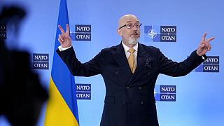 L'atteggiamento trionfale del ministro ucraino della Difesa, Oleksiy Reznikov. (Bruxelles, 15.6.2023)