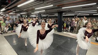 Balett bemutató a Nyugati pályaudvar metrómegállóban