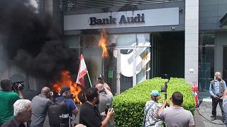 مودعون يشعلون الإطارات أمام فرع بنك عودة في سن الفيل _لبنان