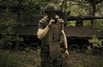 اشاره سرباز اوکراینی به خبرنگار برای رعایت سکوت در حین انجام عملیات صدحمله در تاریخ چهارم ژوئن ۲۰۲۳ در منطقه‌ای اعلام نشده