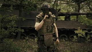 اشاره سرباز اوکراینی به خبرنگار برای رعایت سکوت در حین انجام عملیات صدحمله در تاریخ چهارم ژوئن ۲۰۲۳ در منطقه‌ای اعلام نشده