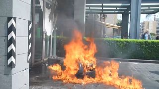 إحراق إطارات السيارات أمام المصارف في العاصمة اللبنانية بيروت