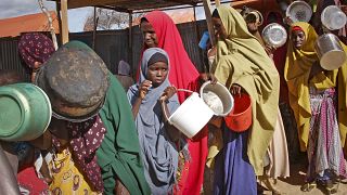 تنتظر النساء في طوابير للحصول على الطعام في مخيم للنازحين في حي داينيل في ضواحي العاصمة مقديشو في الصومال