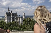Une touriste regardant le château de Neuschwanstein, en Allemagne. 15 juin 2023