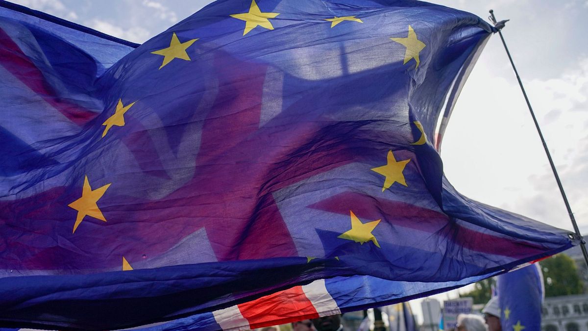 پرچم بریتانیا در پشت پرچم اتحادیه اروپا در لندن