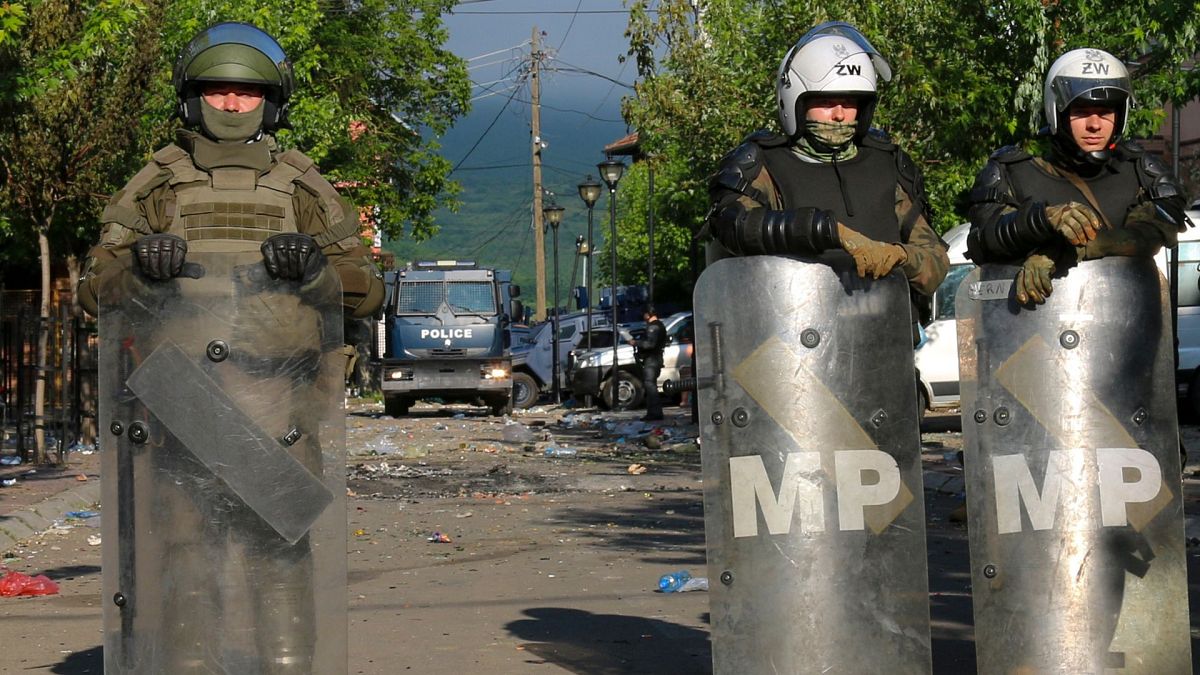 سربازان KFOR، در حال محافظت از ساختمان شهرداری پس از درگیری‌ها  در شهر Zvecan در شمال کوزوو، سه شنبه ۳۰ مه ۲۰۲۳ .