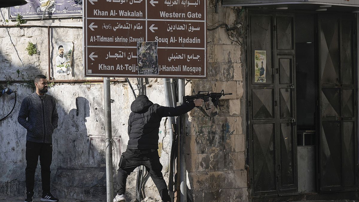 خلال مواجهات بين الجيش الإسرائيلي ومسلحين فلسطينيين في نابلس 
