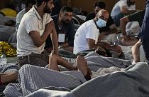 Des migrants pris en charge par les secouristes grecs après le naufrage de leur bateau, le mercredi 14 juin 2023
