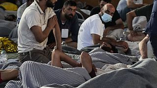 Des migrants pris en charge par les secouristes grecs après le naufrage de leur bateau, le mercredi 14 juin 2023