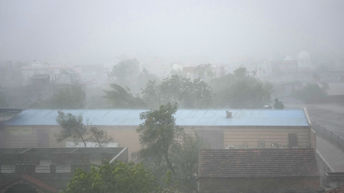 Les pluies diluviennes et les vents forts du cyclone Biparjoy ont frappé Mandvi dans le district de Kutch de l'Etat indien du Gujarat. 16 juin 2023