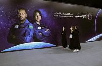 ملصق لصورة رائدي الفضاء السعوديين ريانة برناوي وعلي القرني في الرياض.