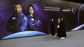 ملصق لصورة رائدي الفضاء السعوديين ريانة برناوي وعلي القرني في الرياض.