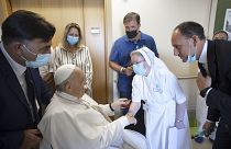 Papst Franziskus drückt einer Krankenschwester die Hand