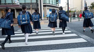 طالبات مدرسة ثانوية في طوكيو، اليابان.