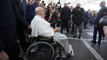 Sumo Pontífice sorridente à saída do hospital após nove dias de recobro