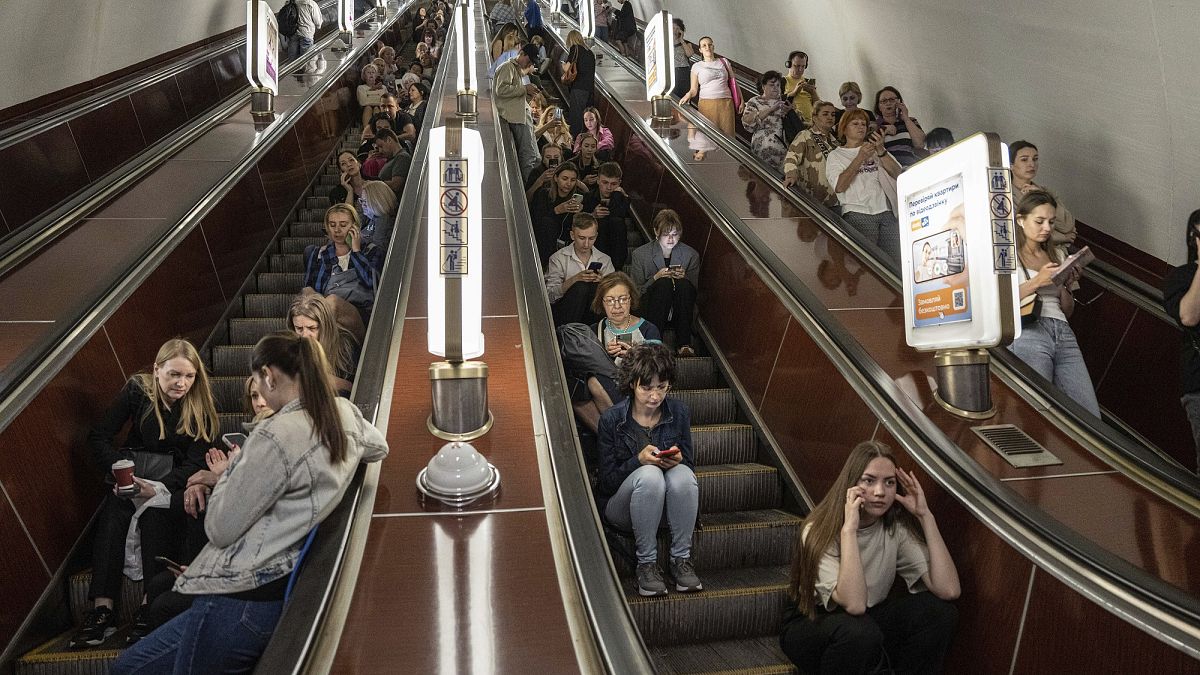 Kijevi civilek a metróban egy május végi raktétatámadás idején