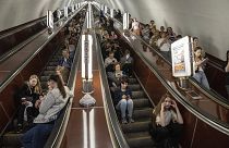 Kijevi civilek a metróban egy május végi raktétatámadás idején